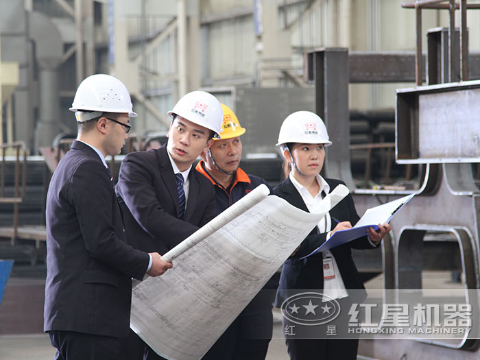 客戶拿著設(shè)計好的圖紙在與實物對比